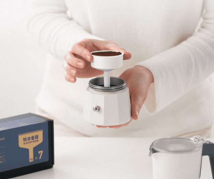 Насыпка кофе в кофемашину Xiaomi Seventh Square Fancy Coffee Machine Pro